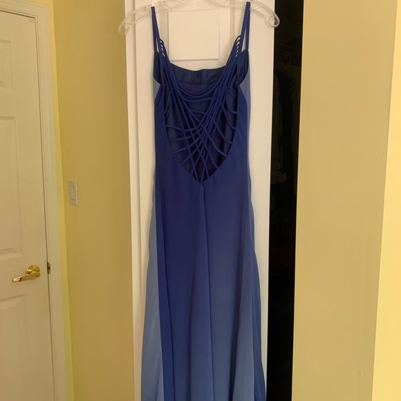 Gorgeous dress with beautiful back pattern - Picture 1 of 2